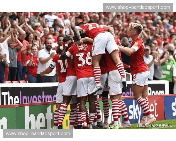 女王公园的呐喊,安菲尔德的咆哮——一场足球史诗的宿命对决 女王公园的呐喊,安菲尔德的咆哮——一场足球史诗的宿命对决